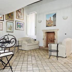 Apartment for rent for €2,650 per month in Rome, Via Sora