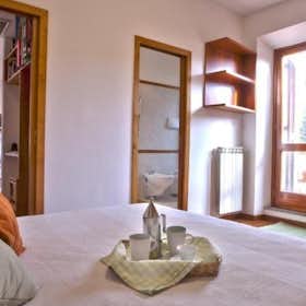 Квартира за оренду для 2 600 EUR на місяць у Rome, Viale Regina Margherita