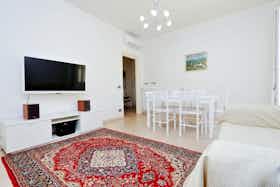 公寓 正在以 €2,800 的月租出租，其位于 Rome, Via Raffaele Balestra