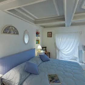 Apartment for rent for €2,700 per month in Florence, Via delle Seggiole