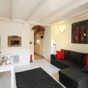 Appartement te huur voor € 2.400 per maand in Florence, Via Maffia