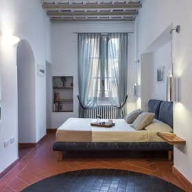 Apartment for rent for €3,200 per month in Florence, Via delle Terme
