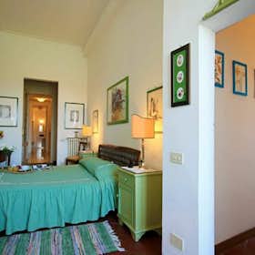 Apartment for rent for €2,900 per month in Florence, Costa dei Magnoli