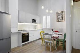 Appartement te huur voor € 3.000 per maand in Florence, Via Fiesolana