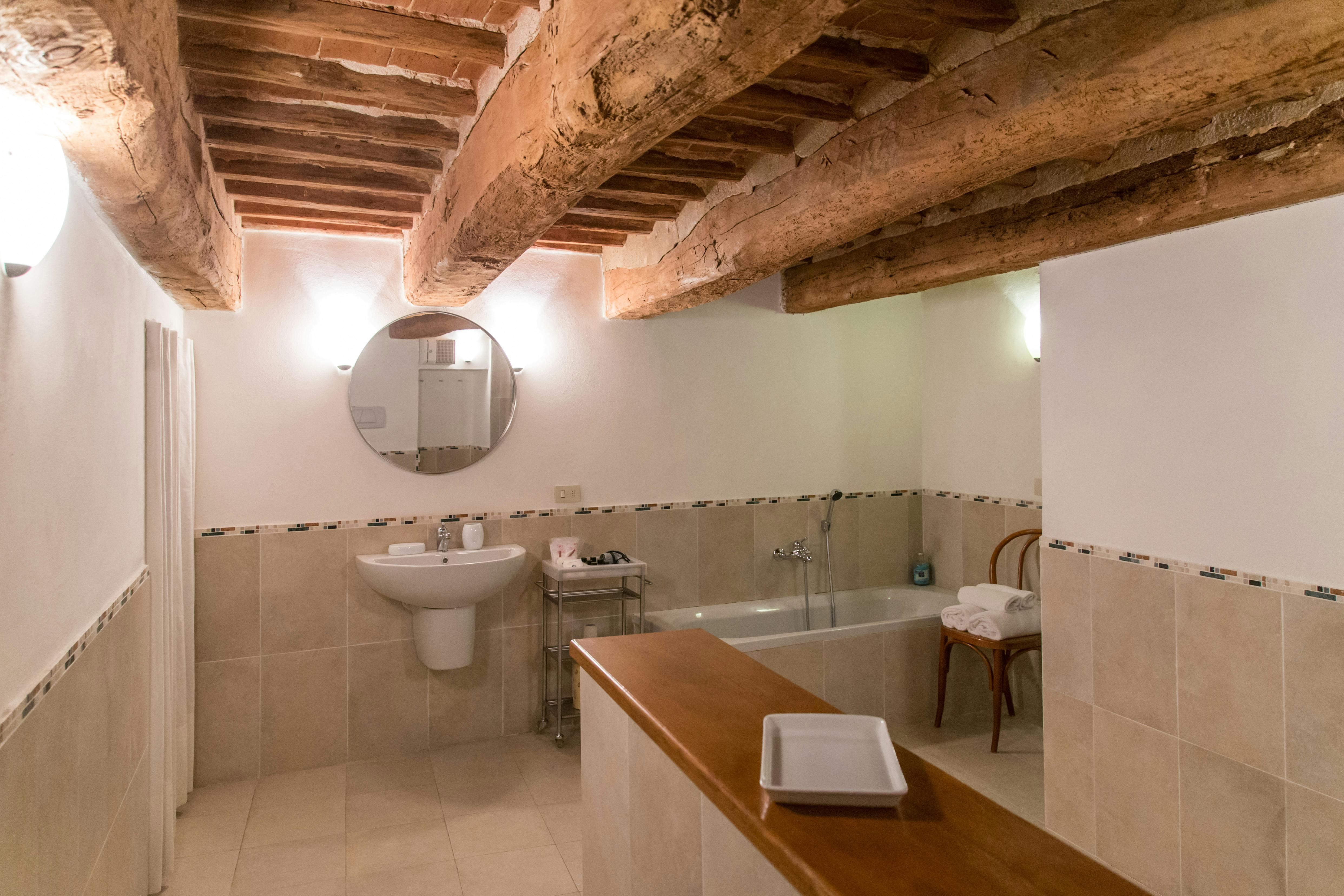 Apartment for rent for €4,000 per month in Siena, Via di Stalloreggi