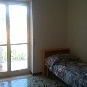 Отдельная комната сдается в аренду за 240 € в месяц в Naples, Via Cintia