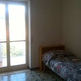 私人房间 正在以 €240 的月租出租，其位于 Naples, Via Cintia