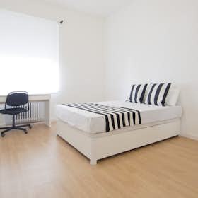 Private room for rent for €745 per month in Madrid, Calle de la Princesa