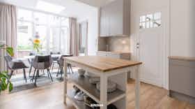 公寓 正在以 €1,485 的月租出租，其位于 Schaerbeek, Émile Maxlaan