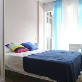 Private room for rent for €695 per month in Madrid, Paseo de la Castellana