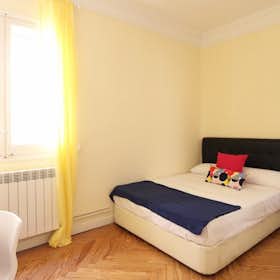 Private room for rent for €665 per month in Madrid, Calle de O'Donnell