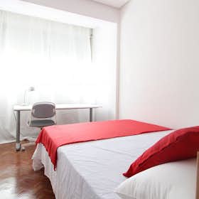Private room for rent for €670 per month in Madrid, Paseo de la Castellana