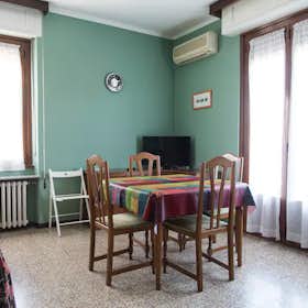 Apartment for rent for €1,810 per month in Milan, Viale Giovanni Suzzani