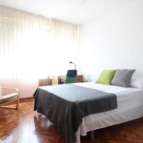 Private room for rent for €750 per month in Madrid, Paseo de la Castellana