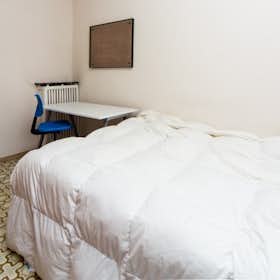 Private room for rent for €625 per month in Madrid, Calle de Moratines