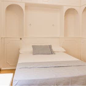 Private room for rent for €685 per month in Madrid, Calle de Bravo Murillo