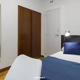 Private room for rent for €650 per month in Madrid, Calle Doctor Castelo