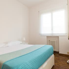 Private room for rent for €610 per month in Madrid, Paseo de la Castellana