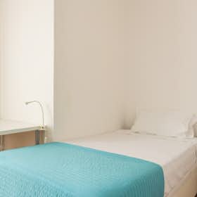 Private room for rent for €590 per month in Madrid, Paseo de la Castellana
