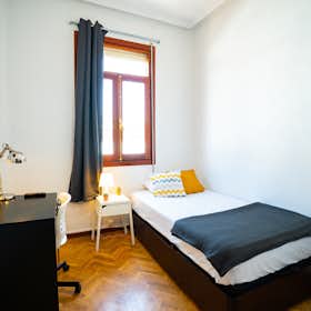 Private room for rent for €640 per month in Madrid, Calle Donoso Cortés