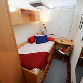 Private room for rent for €375 per month in Bilbao, Calle Juan de la Cosa