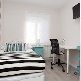 Private room for rent for €575 per month in Madrid, Calle de Ofelia Nieto