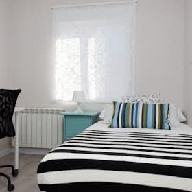 Private room for rent for €575 per month in Madrid, Calle de Ofelia Nieto