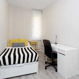 Private room for rent for €730 per month in Madrid, Calle de Andrés Borrego