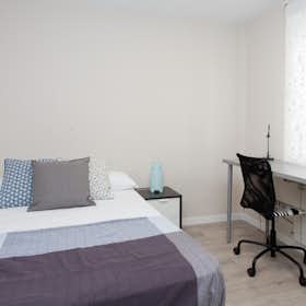 Private room for rent for €680 per month in Madrid, Calle de Andrés Borrego