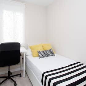 Private room for rent for €670 per month in Madrid, Calle de Andrés Borrego