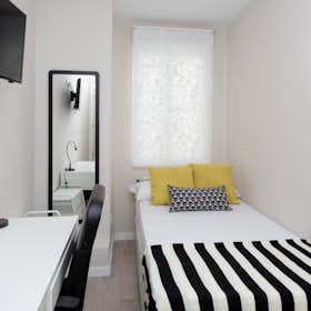 Private room for rent for €670 per month in Madrid, Calle de Andrés Borrego