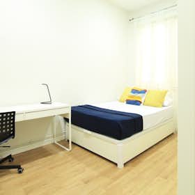 Private room for rent for €655 per month in Madrid, Calle de Goya