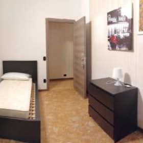Private room for rent for €470 per month in Bergamo, Via del Lapacano
