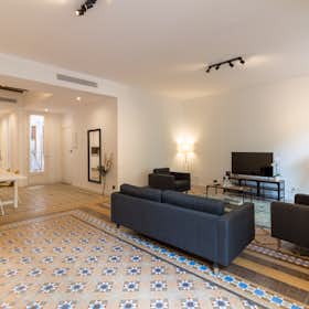 Apartment for rent for €2,510 per month in Barcelona, Carrer La Rambla