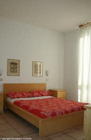 Apartment for rent for €1,250 per month in Milan, Via Ortica