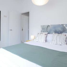 Private room for rent for €725 per month in Barcelona, Carrer de Rosalía de Castro