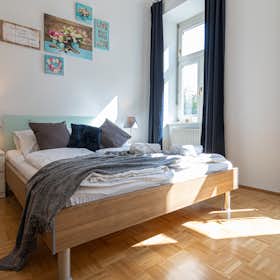 Apartment for rent for €4,500 per month in Vienna, Hebbelgasse