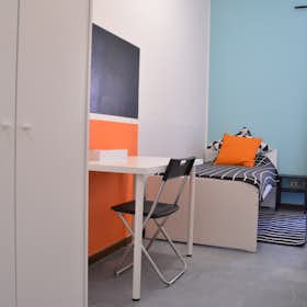 Private room for rent for €380 per month in Cagliari, Via Tigellio
