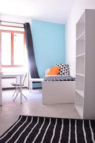 Отдельная комната сдается в аренду за 420 € в месяц в Cagliari, Via Tigellio