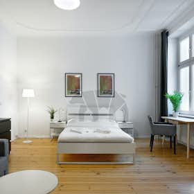 Apartment for rent for €1,890 per month in Berlin, Karl-Kunger-Straße