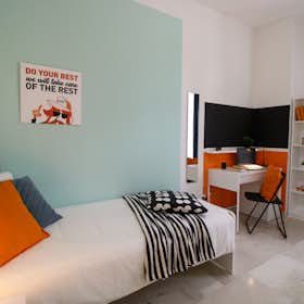 Private room for rent for €750 per month in Bologna, Via Giacomo Ciamician
