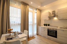 Appartement te huur voor € 880 per maand in Bologna, Via Alessandro Menganti
