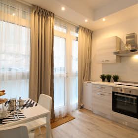 Appartement te huur voor € 880 per maand in Bologna, Via Alessandro Menganti