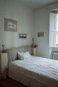 私人房间 正在以 €470 的月租出租，其位于 Florence, Via Fra' Giovanni Angelico
