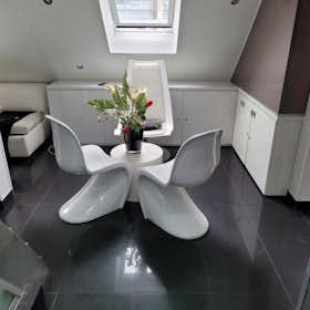 Apartment for rent for €2,350 per month in Paris, Rue du Faubourg Saint-Honoré