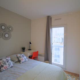 Private room for rent for €820 per month in Levallois-Perret, Rue Victor Hugo