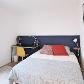 Private room for rent for €840 per month in Levallois-Perret, Rue Victor Hugo