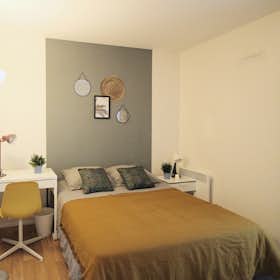 Private room for rent for €820 per month in Levallois-Perret, Rue Victor Hugo