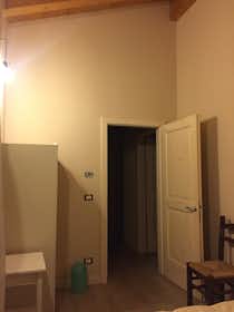 私人房间 正在以 €400 的月租出租，其位于 Treviso, Strada di Boiago