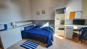 Private room for rent for €550 per month in Bergamo, Via Gianbattista Moroni